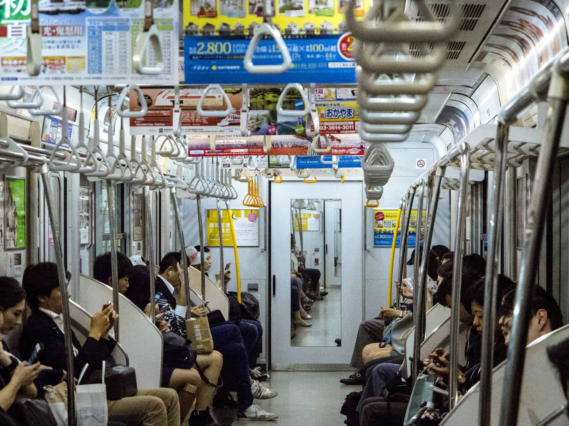 Metro Tokio interior - transporte urbano Japón